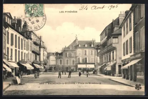 AK Bagnères-de-Bigorre, Place de Strasbourg avec vue sur les bâtiments et passants