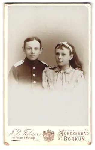 Fotografie J. B. Feilner, Borkum, Kadett in Uniform mit seiner Schwester