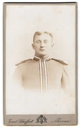 Fotografie Emil Schuffert, Borna i. S., Am Bahnhof, Uffz. in Uniform mit Epauletten