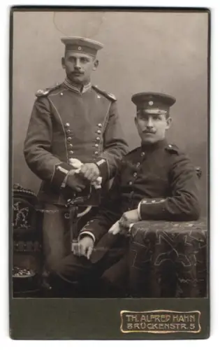 Fotografie Th. Alfred Hahn, Chemnitz, Brückenstr. 5, Garde-Ulan mit Krätzchen und Säbel, Soldat mit Schirmmütze
