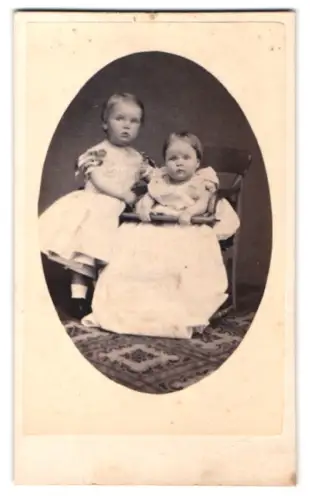 Fotografie A. Kindermann, Hamburg, gr. Theaterstrasse 7, Zwei Kinder zusammen im Porträt