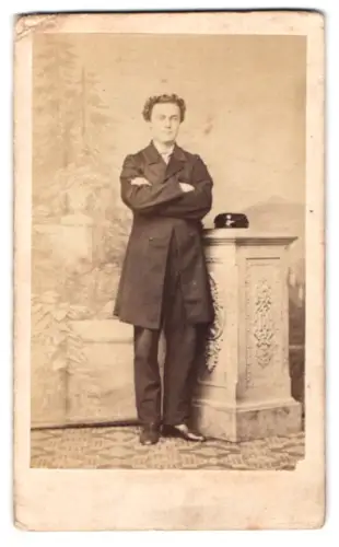 Fotografie Fr. Zirkler, Clausthal, Stehender Mann in Anzug mit Podest