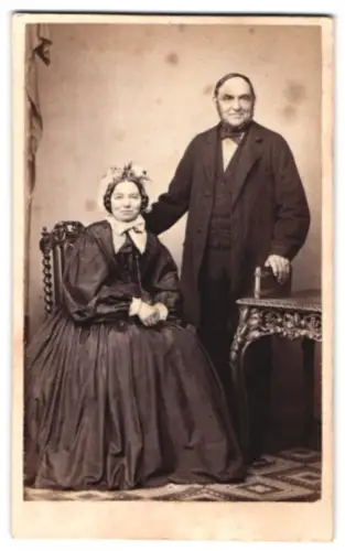 Fotografie A. Noack, Hamburg-St. Pauli, Langenreihe 63, Älteres Ehepaar zusammen im Atelier