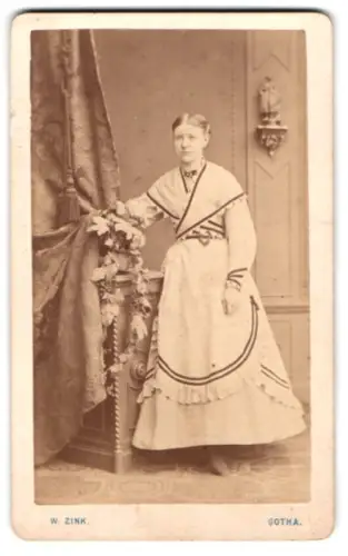 Fotografie W. Zink, Gotha, August-Strasse 7, Dame im eleganten Kleid