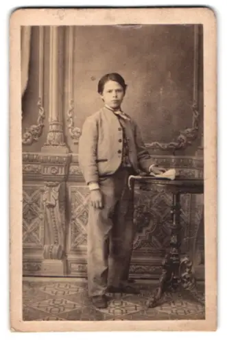 Fotografie H. Fischer, Halle a. S.., Wilhelm-Strasse, Junge am Tisch mit Gehstock