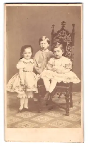 Fotografie Bertha Valerius, Stockholm, Mäster Samuels gata 51 B, Drei Kinder zusammen im Atelier