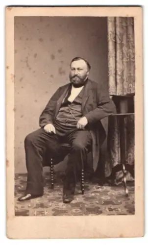 Fotografie Adolph Meyer, Ort unbekannt, gr. Bleichen 32, Sitzender Herr mit Bart
