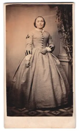Fotografie Eduard Lützner, Hamburg, gr. Bleichen Nr. 4, Dame im karierten Kleid
