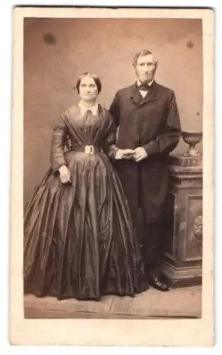 Fotografie H. W. Lamcke, Vegesack, Brunnenstr. 11, Elegantes Paar im Atelier