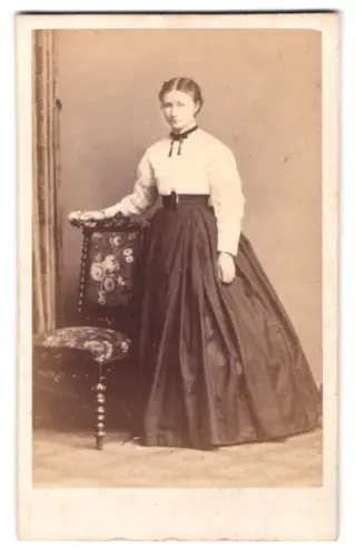 Fotografie Kindermann, Hamburg, gr. Theaterstrasse 21, Frau in eleganter Kleidung neben verziertem Stuhl