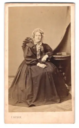 Fotografie E. Bieber, Hamburg, Gr Bäckerstrasse 26, Porträt einer älteren Dame