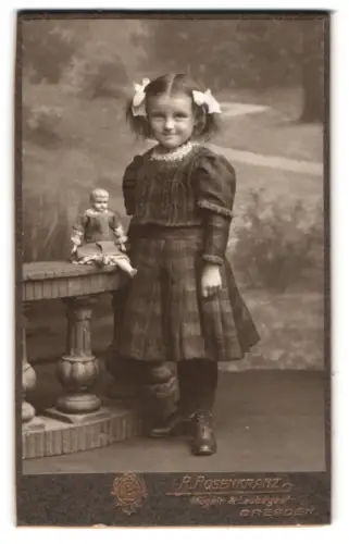Fotografie R. Rosenkranz, Mügeln b. Dresden, Königstrasse 32, Lächelndes Mädchen mit Puppe