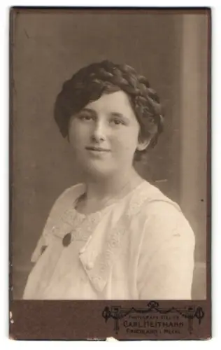 Fotografie Carl Heitmann, Friedland i. Meckl., Kaiserstrasse 27, Porträt einer jungen Frau mit eleganter Frisur