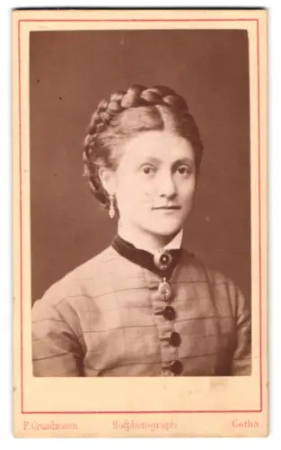 Fotografie F. Grundmann, Gotha, Löwenstrasse 9, Elegantes Porträt einer Frau mit geflochtenem Haar