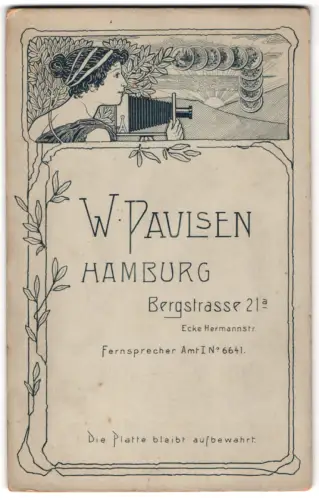 Fotografie W. Paulsen, Hamburg, Bergstrasse 21a, Elegante Dame mit Fotoapparat vor Sonnenaufgang