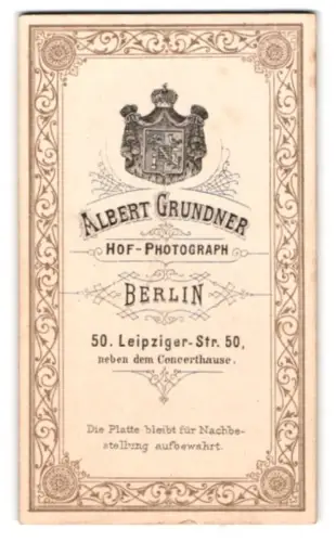 Fotografie Albert Grundner, Berlin, 50. Leipziger-Str. 50, Wappen und Name des Ateliers in goldenem Rahmen