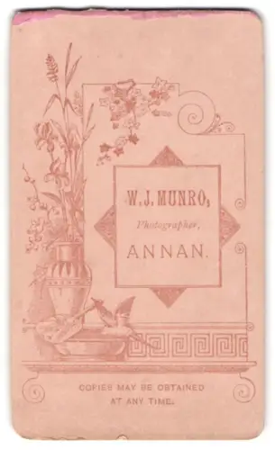 Fotografie W. J. Munro, Annan, Blumenvase mit Vogel und Fächer
