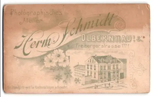 Fotografie Herm. Schmidt, Olbernhau, Freiberger Strasse 177f, Fotografenname auf geschwungenem Banner mit Strassenpartie