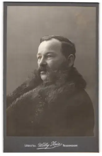 Fotografie Willy Zeiz, Löbau, Porträt eines Mannes im Pelzmantel