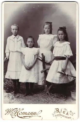 Fotografie W. Homann, Riga, Alexander-Strasse 5, Vier Mädchen in weissen Kleidern