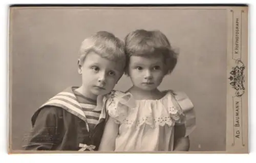 Fotografie Ad. Baumann, Frankfurt am Main, Bleichstrasse 70, Zwei Kinder in eleganter Kleidung