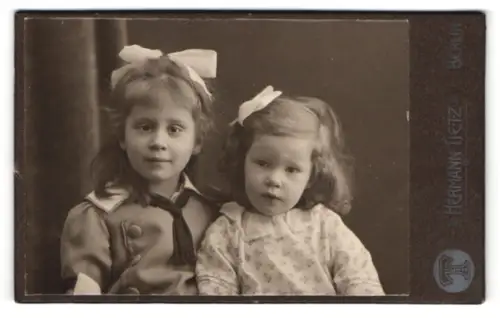 Fotografie Hermann Tietz, Berlin, Leipziger Strasse, Zwei Kinder mit Schleifen im Haar