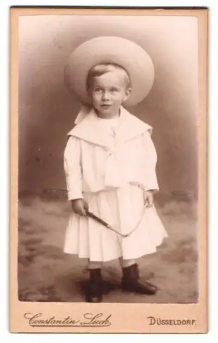 Fotografie Constantin Luck, Düsseldorf, Victoriast. 26, Kleiner Junge im Matrosenkleid 1904