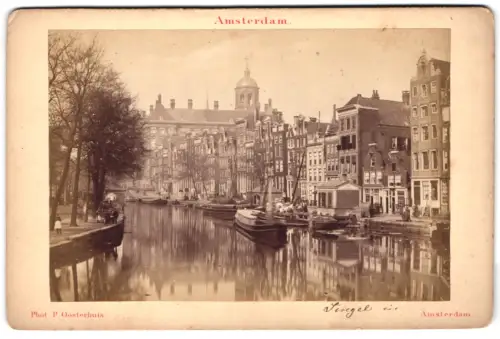 Fotografie P. Oosterhuis, Amsterdam, Ansicht Amsterdam, Partie an einem Kanal