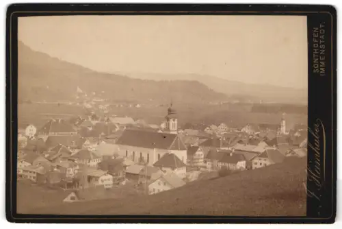 Fotografie J. Heimhuber, Sonthofen, Ansicht Sonthofen, Ortsansicht mit Kirche und Bergen