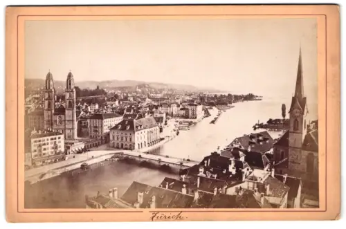 Fotografie V. T. Richard, Zürich, Ansicht Zürich, Flusspartie mit Brücke und Kirche