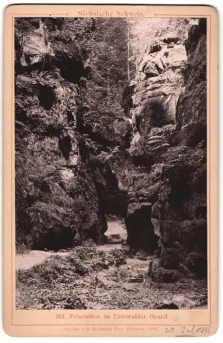 Fotografie Hermann Poy, Dresden, Ansicht Uttewalder Grund /Sächsische Schweiz, Felsentor im Uttewalder Grund 1896