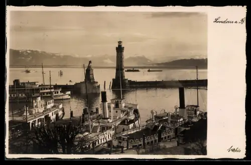 AK Lindau i. B., Dampfer im Hafen mit Leuchtturm