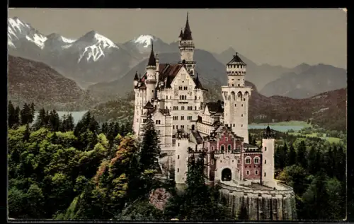 AK Neuschwanstein, Ansicht von Schloss Neuschwanstein gegen die verschneiten Berggipfel