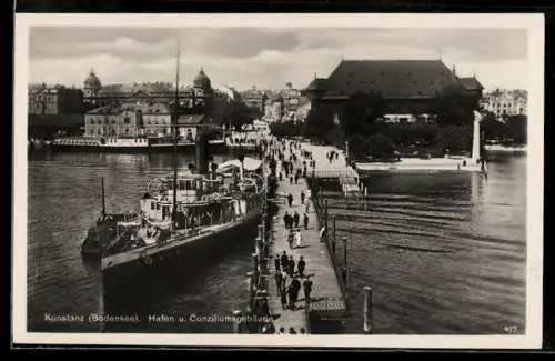 AK Konstanz /Bodensee, Hafen und Konziliumsgebäude, Raddampfer an der Pier
