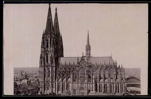 AK Köln, Geamtansicht vom Kölner Dom, im Hintergrund Hauptbahnhof