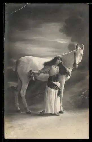 Foto-AK GL Co: Junges Mädchen mit Schimmel im Mondlicht