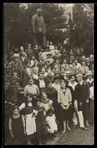 Foto-AK Bad Wörishofen, Kneipp-Denkmal mit Urlaubern