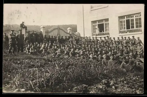 Foto-AK Degerloch, Kaserne mit Soldaten