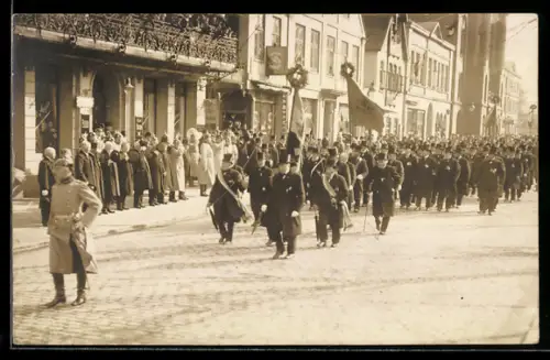 Foto-AK Neumünster, Umzug auf der Strasse Grossflecken