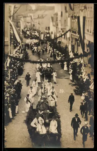 Foto-AK Mittweida, Strassenpartie mit Festzug
