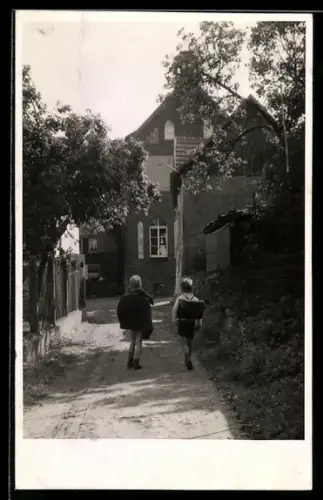 AK Adscheid /Hennef, Blick auf das Schulgebäude, Schüler auf dem Weg zur Schule