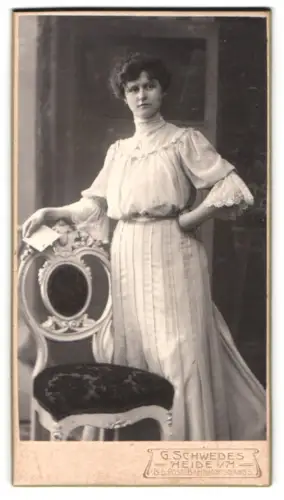 Fotografie Gustav Schwedes, Heide i. H., Bahnhofsgang 5, Dame mit Stuhl