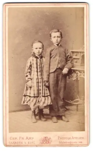 Fotografie Chr. Fr. Arp, Gaarden b. Kiel, Schönbergerstr. 144, Kinder im Atelier