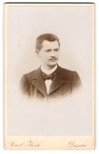 Fotografie Carl Koch, Dessau, Cavalierstr. 40, Porträt eines eleganten Herren
