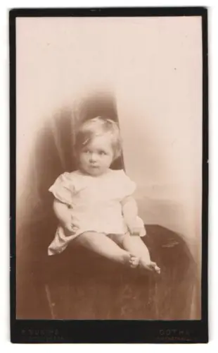 Fotografie B. Münchs, Gotha, Löwenstrasse 9, Porträt eines Kleinkinds