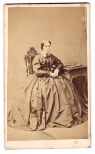 Fotografie J. & T. Spencer, Leicester, Market Place, Dame in elegantem Kleid