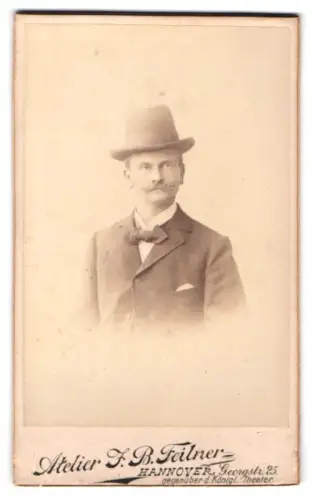 Fotografie F. B. Feilner, Hannover, Georgstrasse 25, Porträt eines eleganten Herrn mit Hut