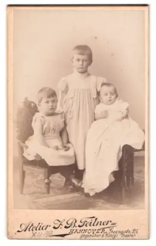 Fotografie F. B. Feilner, Hannover, Georgstrasse 25, Drei Kinder auf einem Stuhl