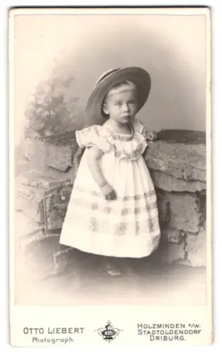 Fotografie Otto Liebert, Holzminden, Kleinkind mit Strohhut
