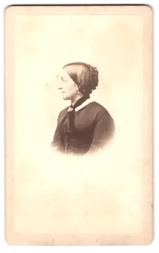 Fotografie N. A. Dietz, München, Sendlingerthorplatz No. 6, Porträt einer Frau im Profil